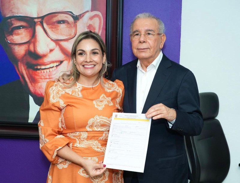 ivannia-rivera-regresa-al-pld-y-es-juramentada-por-danilo-medina