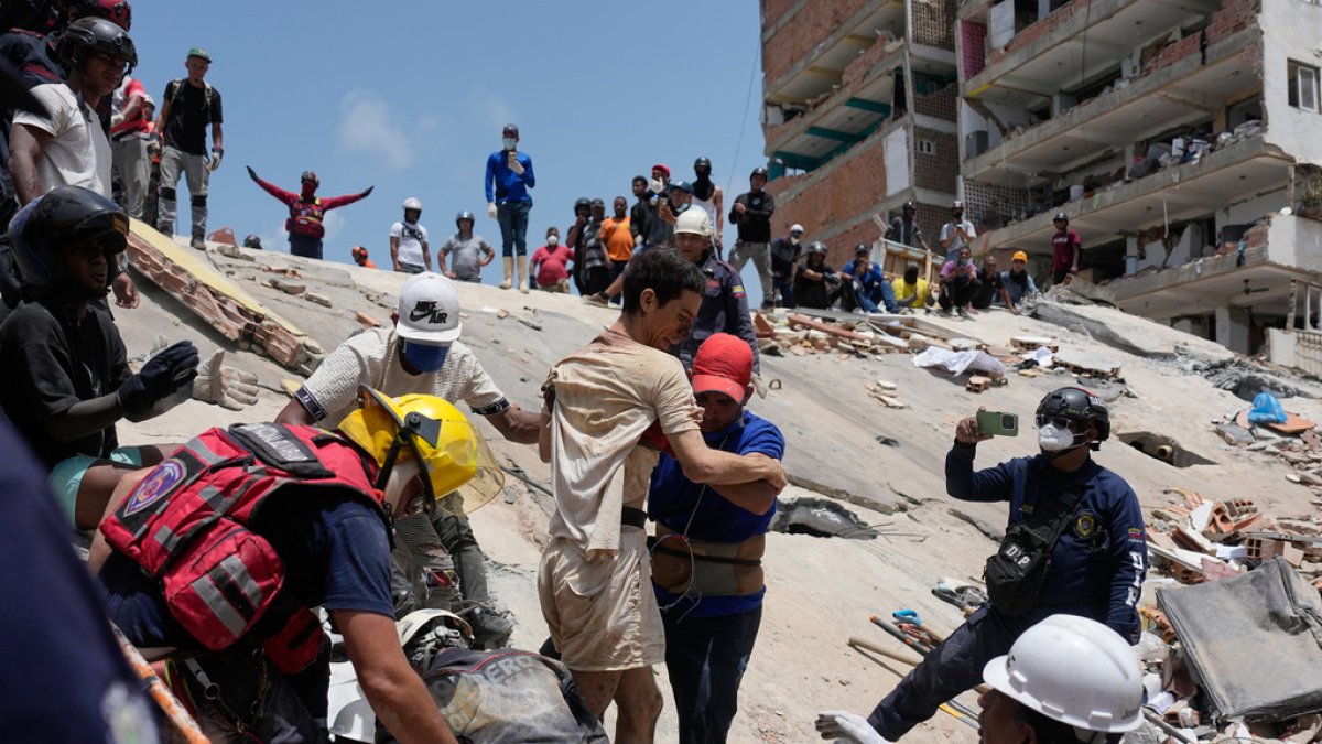 ascienden-a-920-muertos-y-3.360-los-heridos-por-potentes-sismos