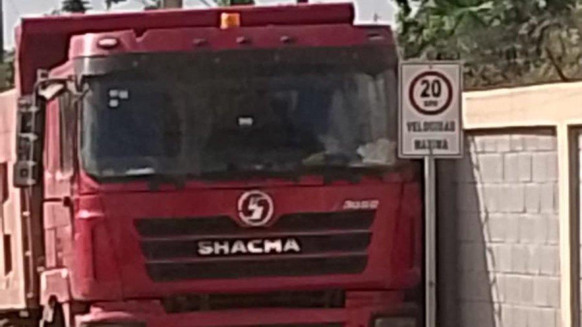denuncian-camiones-danan-tendido-electrico-frente-a-politecnico-de-los-alcarrizos
