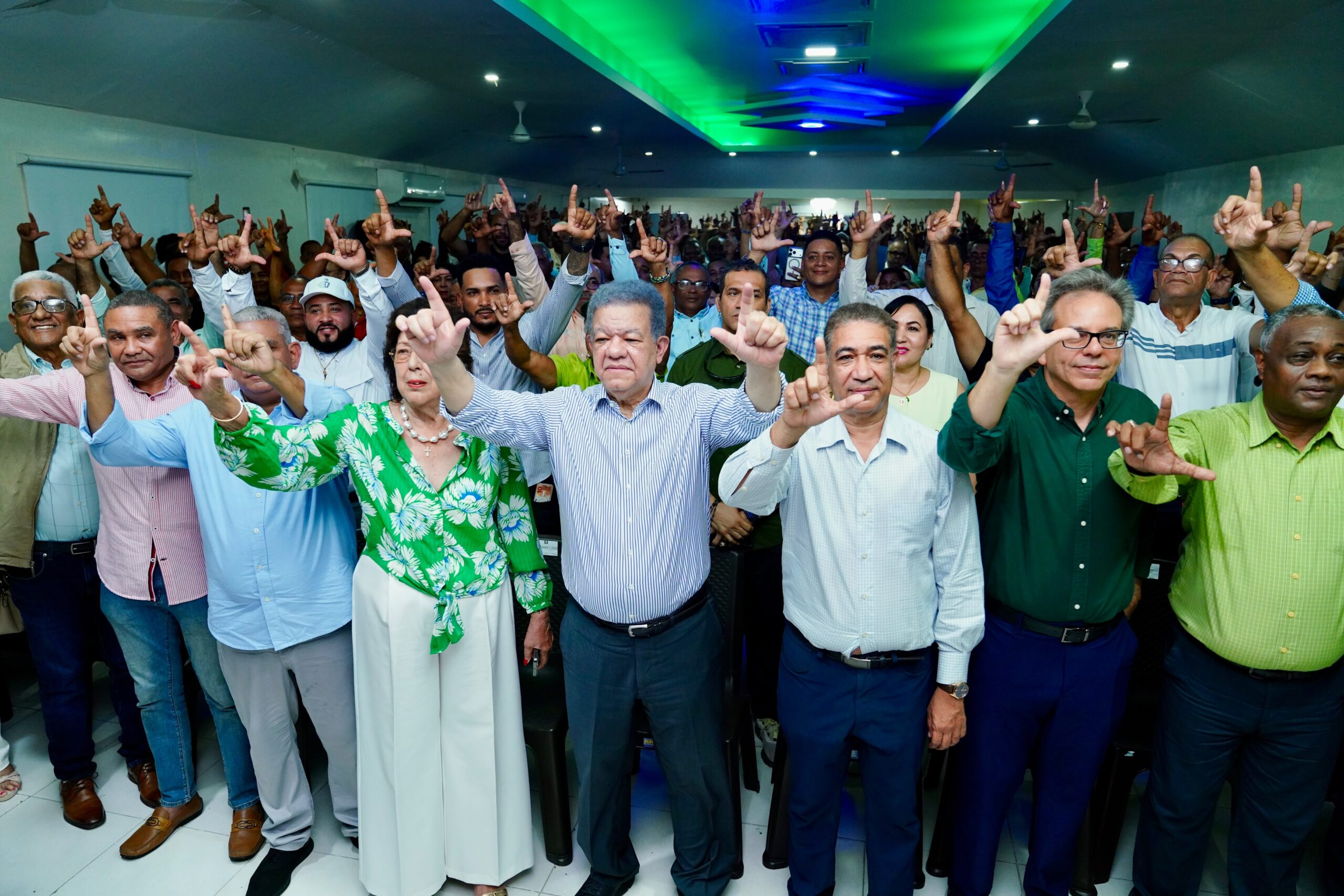 minuto-de-silencio-en-solidaridad-con-venezuela-marca-inicio-de-asamblea-de-fuerza-del-pueblo-en-puerto-plata