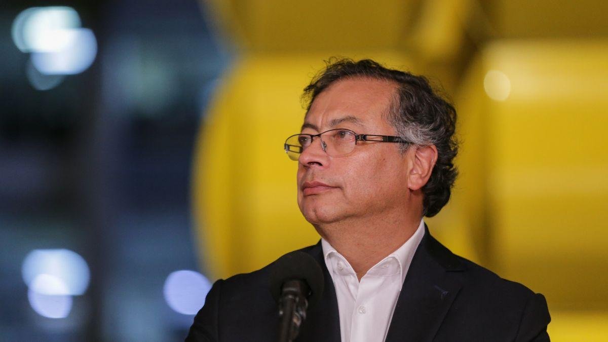 gustavo-petro-solo-tras-denuncias-de-fraude-electoral-en-colombia