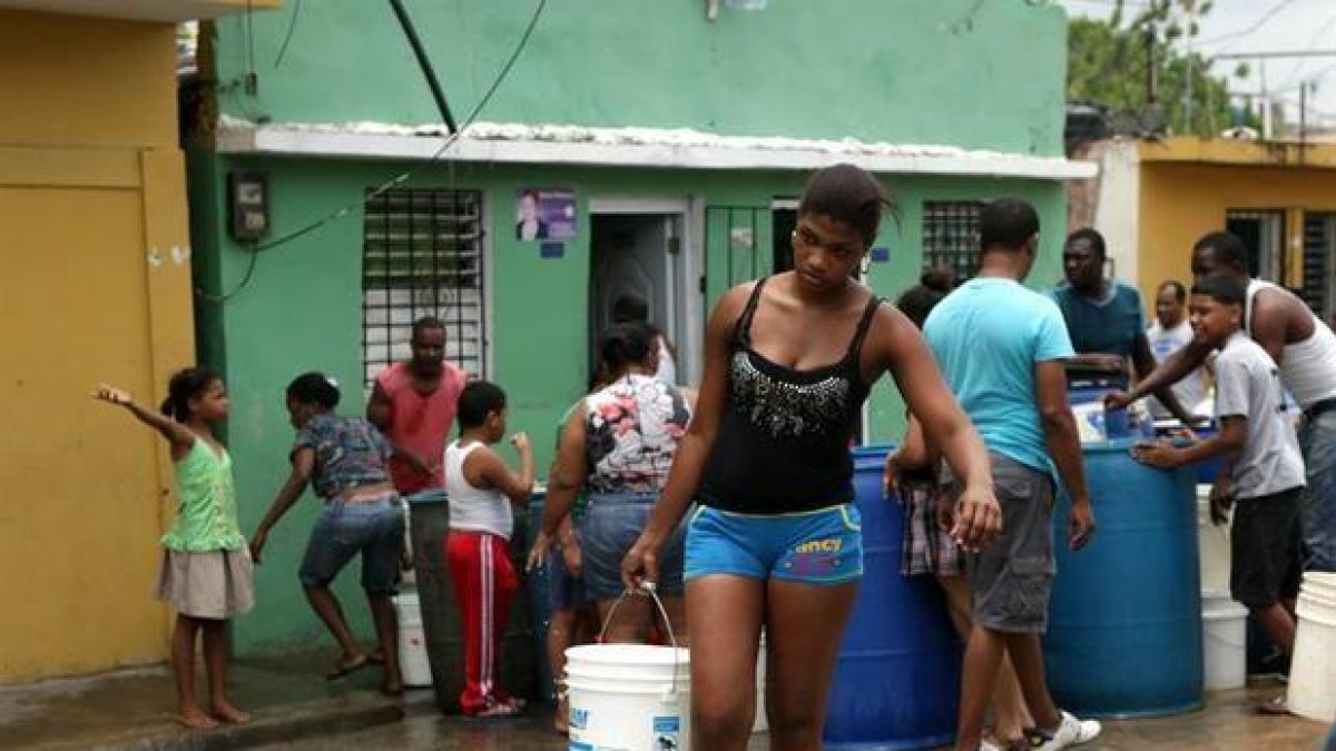 escasez-de-agua-en-los-alcarrizos-obliga-a-familias-a-comprar-camiones-cisterna