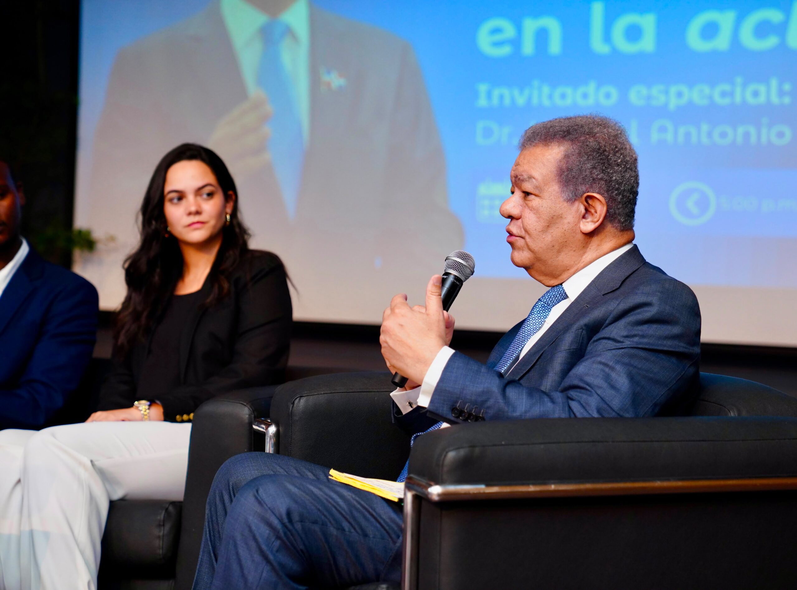 leonel-fernandez-apuesta-por-una-“revolucion-del-conocimiento”-durante-conversatorio-con-estudiantes-de-unibe