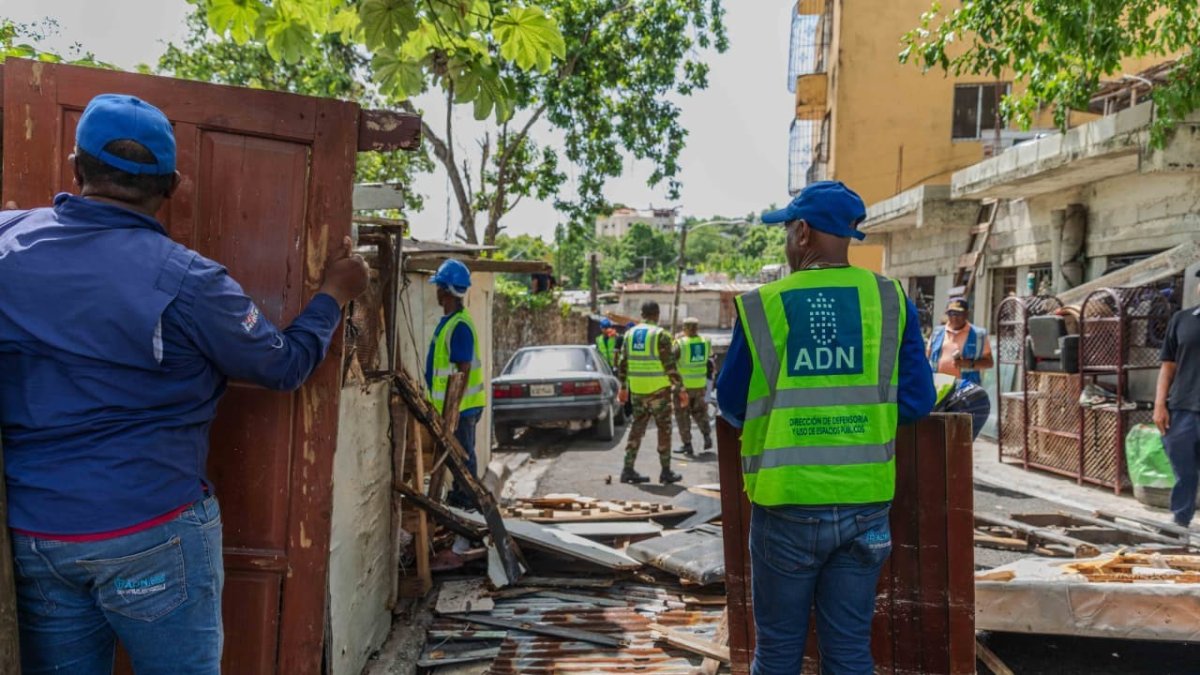 alcaldia-del-dn-ordena-recuperar-aceras-ocupadas-irregularmente-en-arroyo-hondo