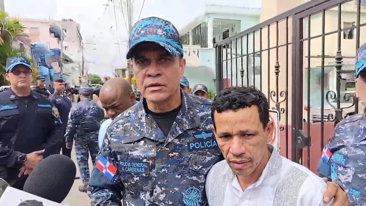 director-de-la-policia-visita-padre-de-joven-asesinado-por-agente-en-herrera