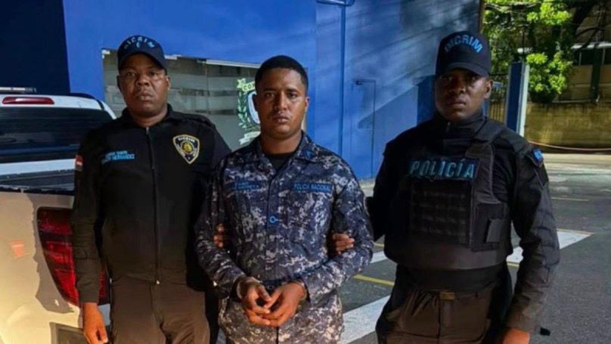 policia-nacional-entrega-a-la-justicia-al-agente-involucrado-en-la-muerte-de-joven-en-herrera