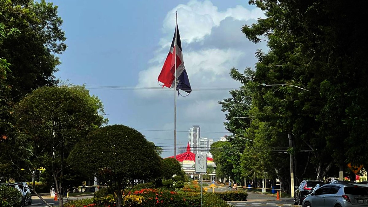 bandera-rota-en-la-uasd-refleja-desidia-institucional-e-irrespeto-simbolos-patrios