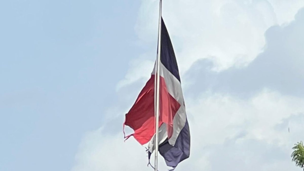 la-uasd-pide-disculpa-por-deterioro-de-la-bandera-nacional-ondea-frente-a-la-facultad-de-ingenieria