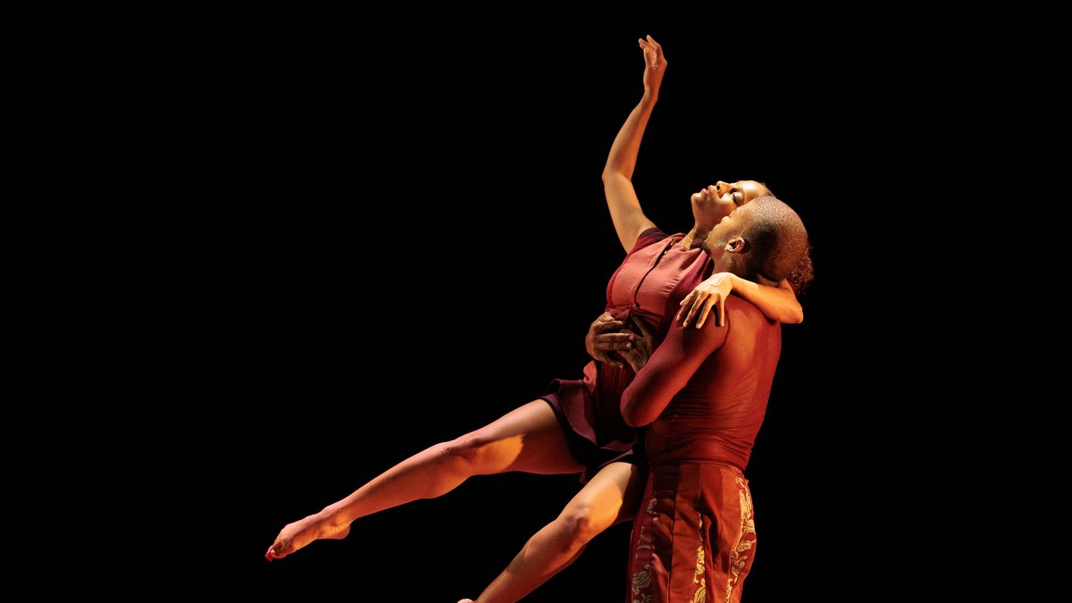 “carmesi”-da-inicio-a-la-temporada-de-danza-contemporanea-de-bellas-artes