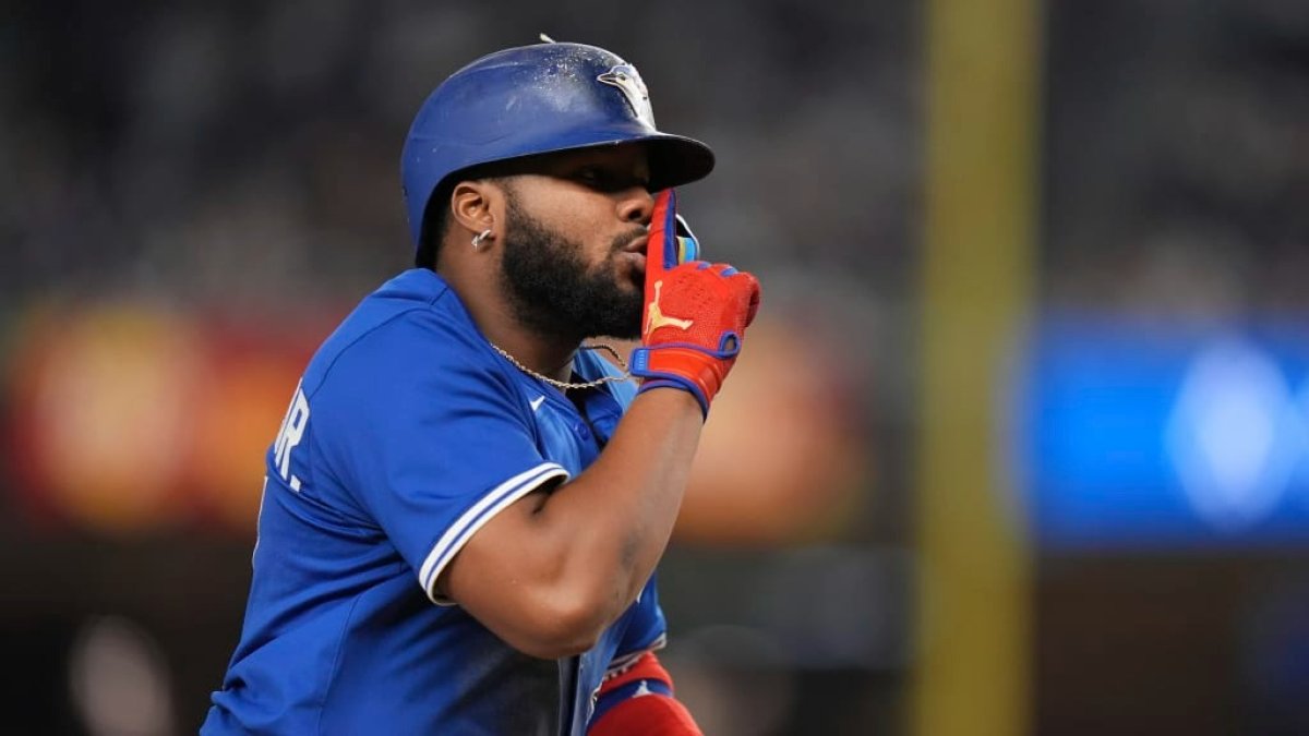 «¡no-la-busquen!»:-la-reaccion-de-vladimir-guerrero-padre-tras-el-jonron-de-su-hijo