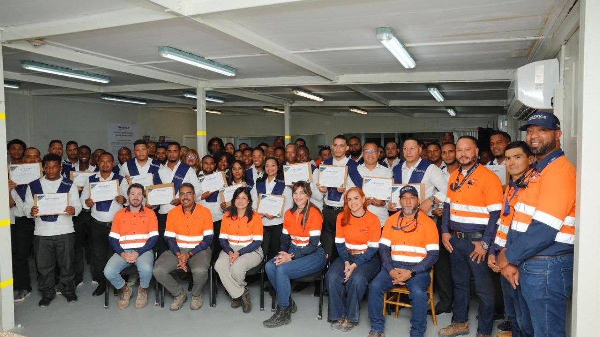 mujeres-destacan-en-nueva-promocion-de-tecnicos-graduados-por-barrick-pueblo-viejo