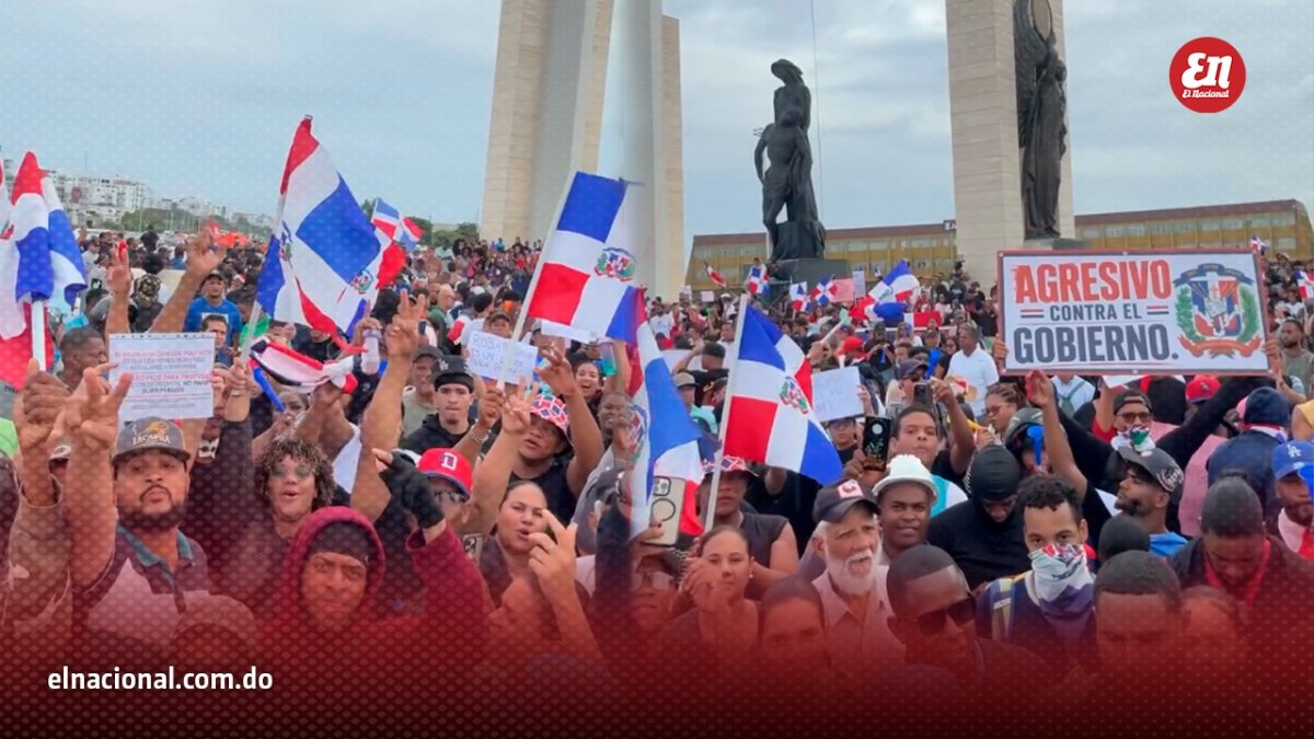 pancartas,-cornetas-y-banderas-dominan-concentracion-de-ciudadanos-frente-a-plaza-de-la-bandera