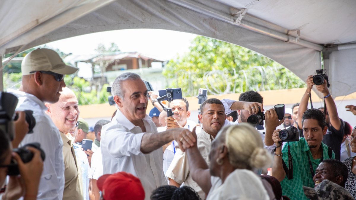 luis-abinader-en-samana:-«este-gobierno-esta-para-servir-a-quienes-mas-lo-necesitan»
