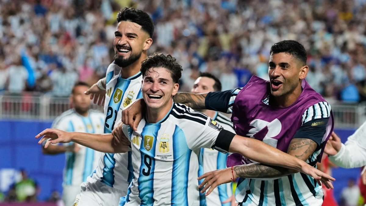 goles-de-alvarez-y-lautaro-conducen-a-argentina-a-semifinales-del-mundial
