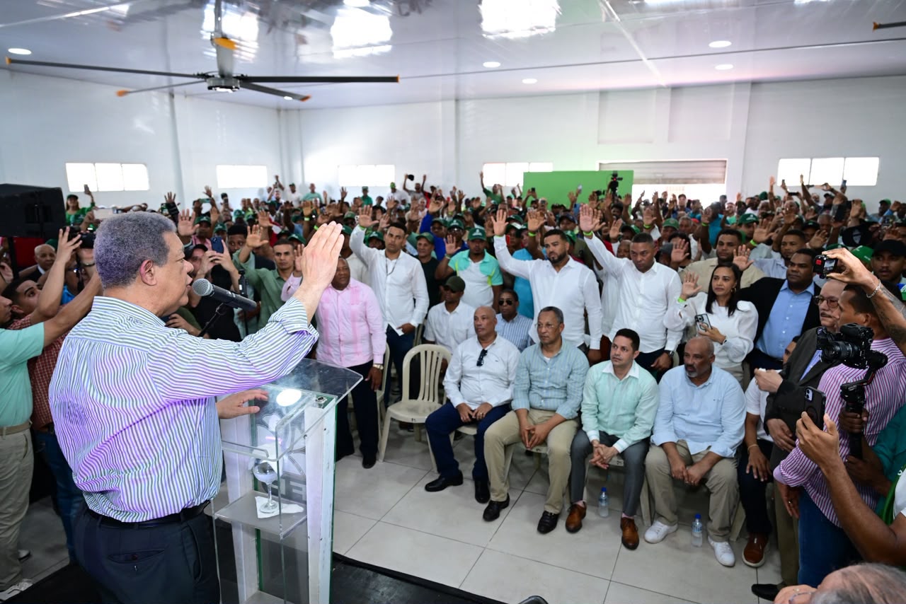 “los-astros-se-estan-alineando-en-favor-de-la-fuerza-del-pueblo”,-asegura-leonel-al-juramentar-dirigentes-del-prm-y-pld