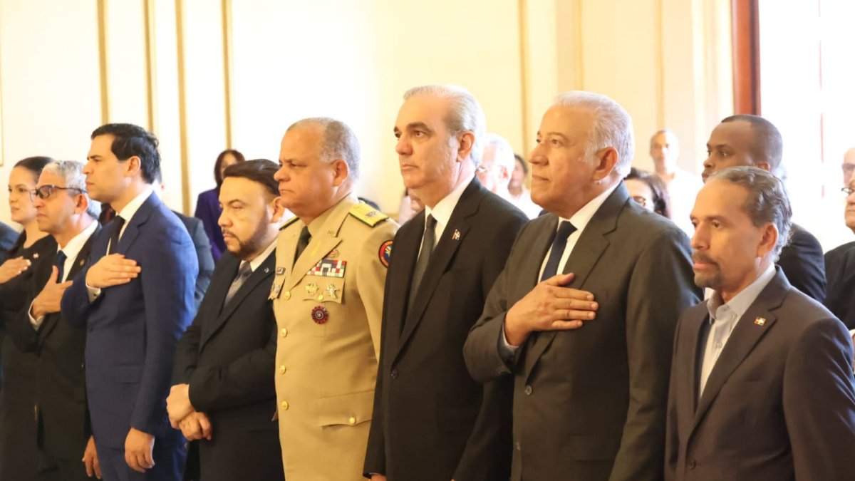 ¿por-que-el-presidente-abinader-no-coloca-la-mano-derecha-en-el-pecho-al-cantar-el-himno-nacional?