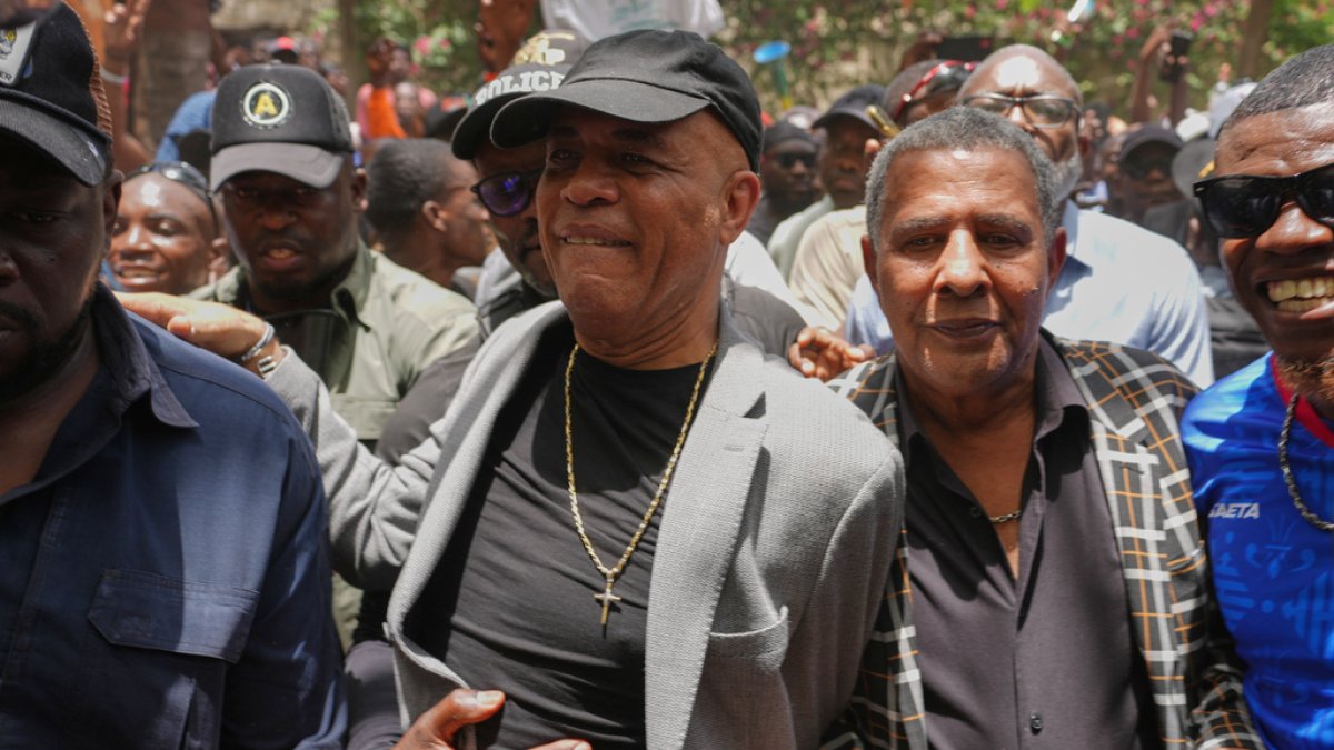 michel-martelly-regresa-a-haiti-y-es-recibido-con-ovaciones-por-sus-simpatizantes