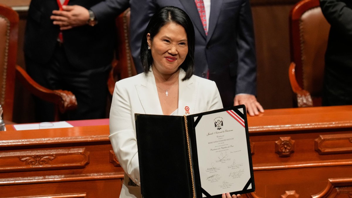keiko-fujimori-recibe-credenciales-como-presidenta-electa-tras-ganar-la-segunda-vuelta-en-peru