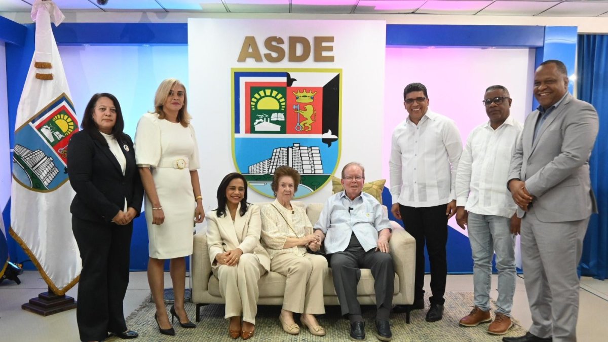 pepin-corripio-recibe-la-«llave-de-la-ciudad»-en-sde-durante-encuentro-con-alcalde