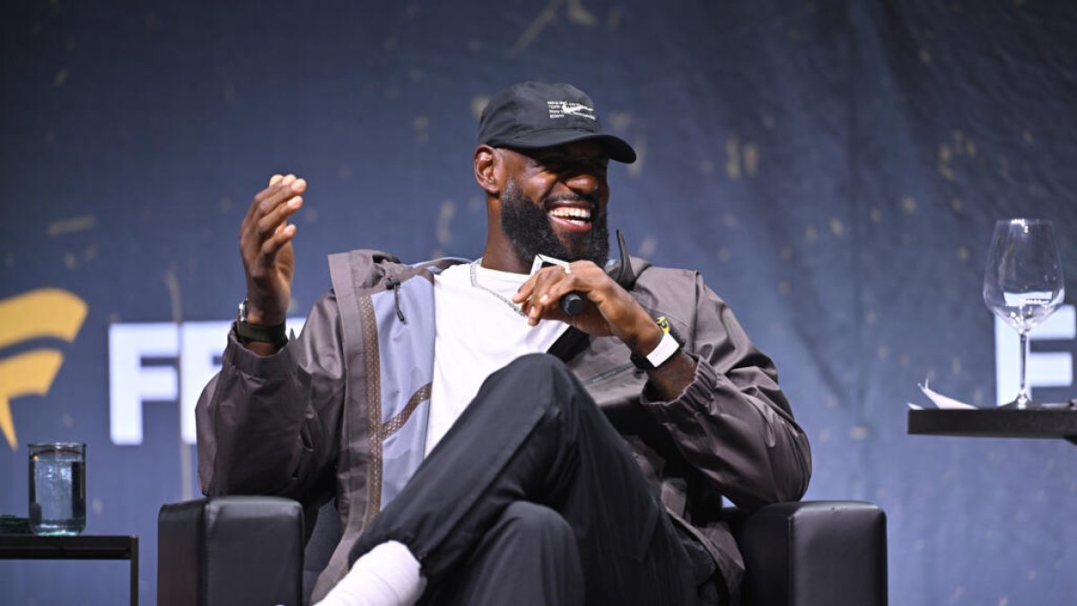 lebron-james-dice-que-no-esta-listo-para-revelar-una-decision-sobre-su-futuro