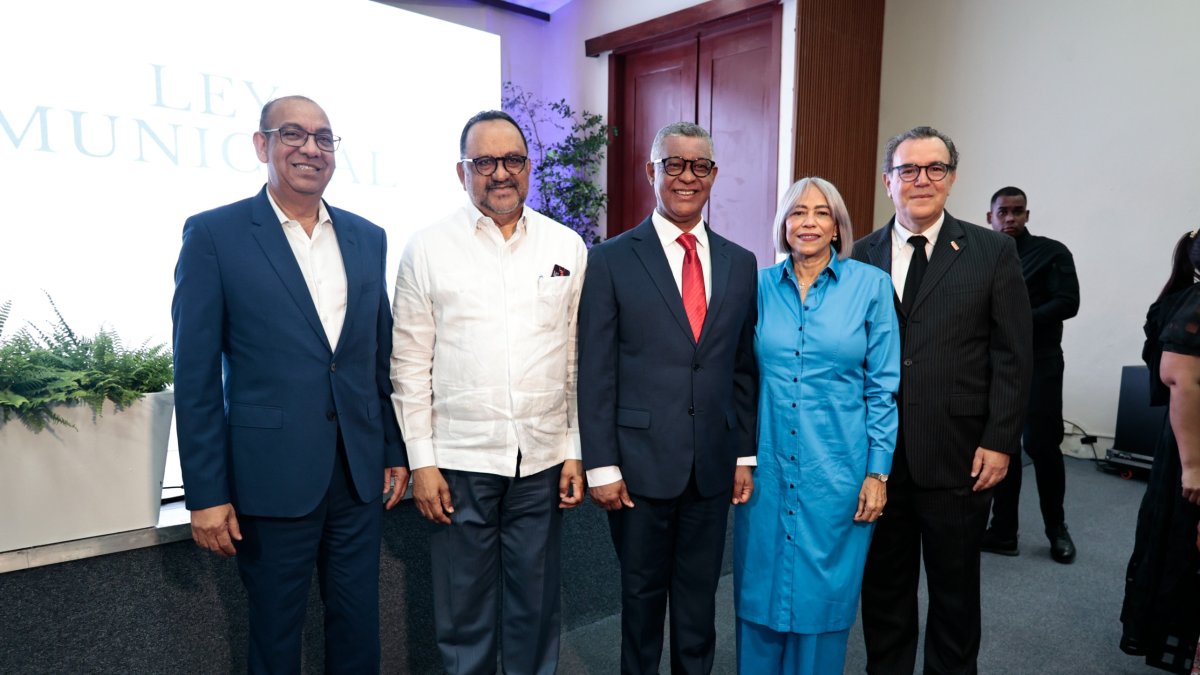 jurista-presenta-obra-que-redefine-el-estudio-de-la-ley-municipal-176-07