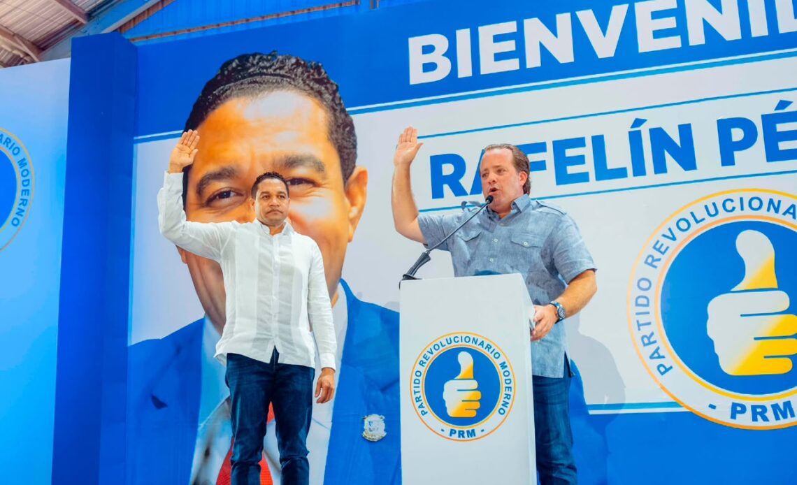 diputado-rafelin-perez-deja-la-fuerza-del-pueblo-y-se-juramenta-en-el-prm
