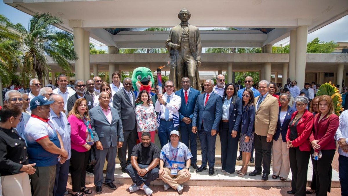 uasd-recibe-la-antorcha-de-los-juegos-centroamericanos-y-del-caribe