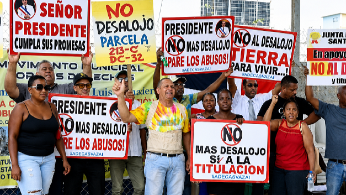 tres-partidos-politicos-respaldan-familias-afectadas-por-desalojos-en-la-caleta