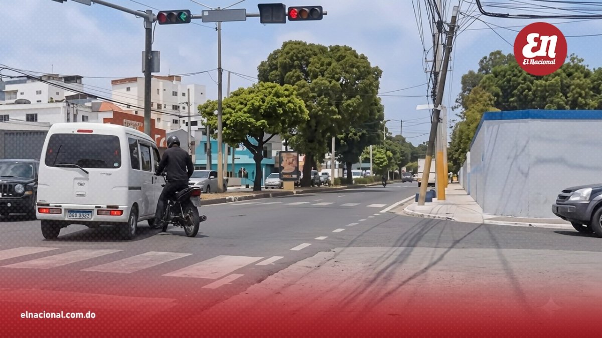 motociclista-y-conductor-casi-termina-en-tragedia-tras-crusar-semaforo-en-rojo