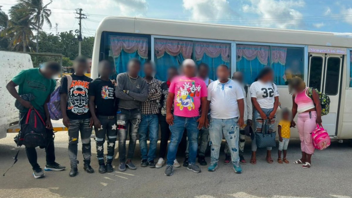apresan-a-dos-dominicanos-por-transportar-ilegales-haitianos-enen-autobus