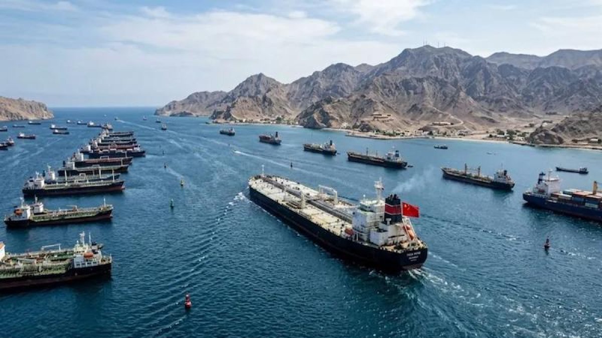 tension-en-el-estrecho-de-ormuz:-un-petrolero-explota-tras-desviarse-de-la-ruta-fijada-por-iran