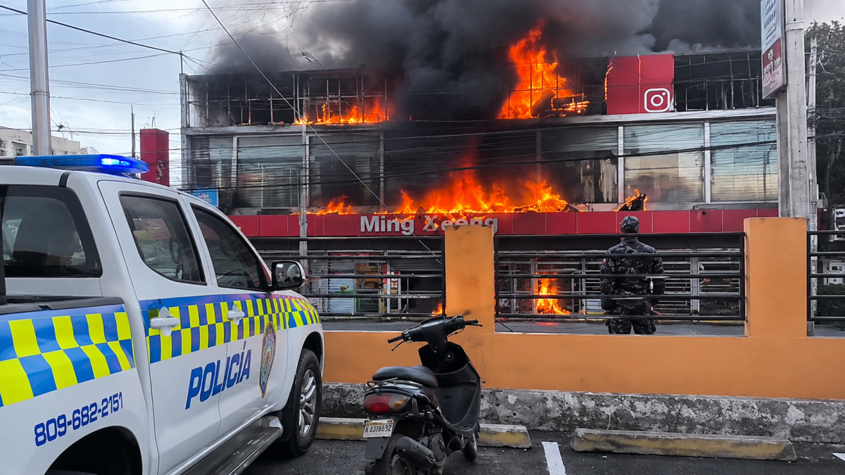 voraz-incendio-consume-tienda-china-en-herrera;-sistema-911-interviene