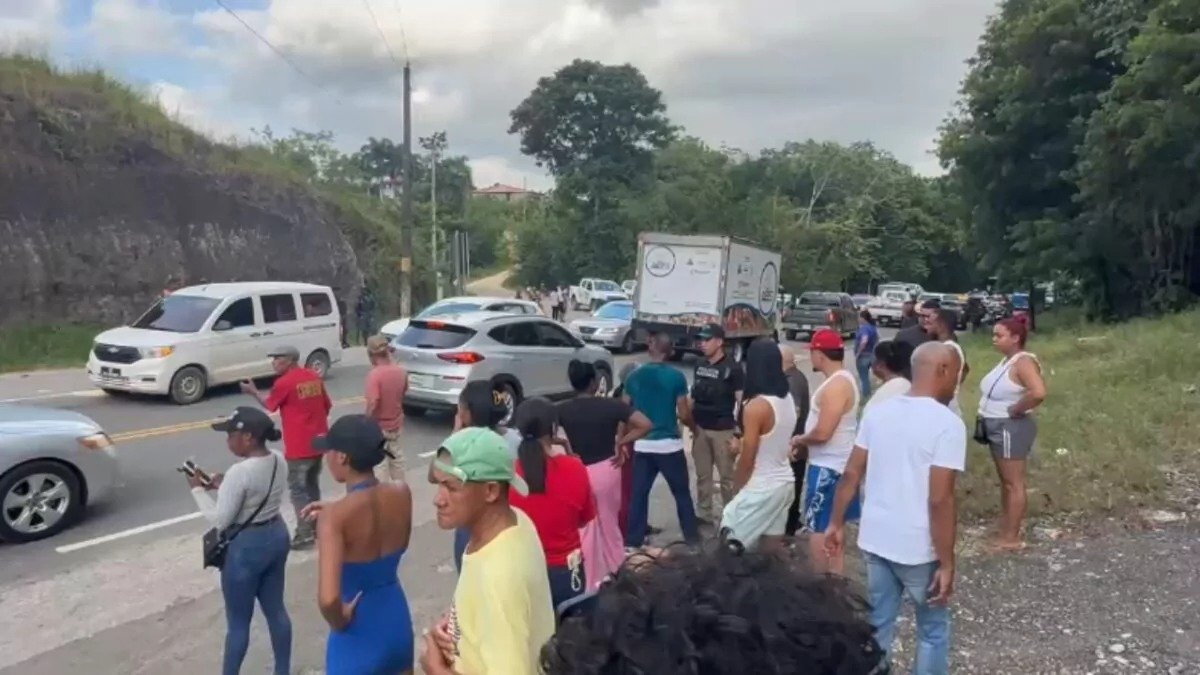 protesta-por-apagones-paraliza-la-autopista-del-nordeste-en-monte-plata