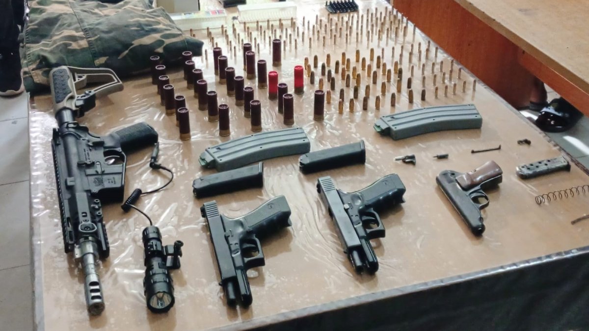 un-fusil-m-16,-armas-blancas-y-radios-de-comunicacion:-lo-que-confisco-la-pn-en-operativo-barahona