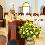 Entre aplausos y un visible momento de emoción, monseñor Andrés Napoleón Romero Cárdenas se despide de Barahona