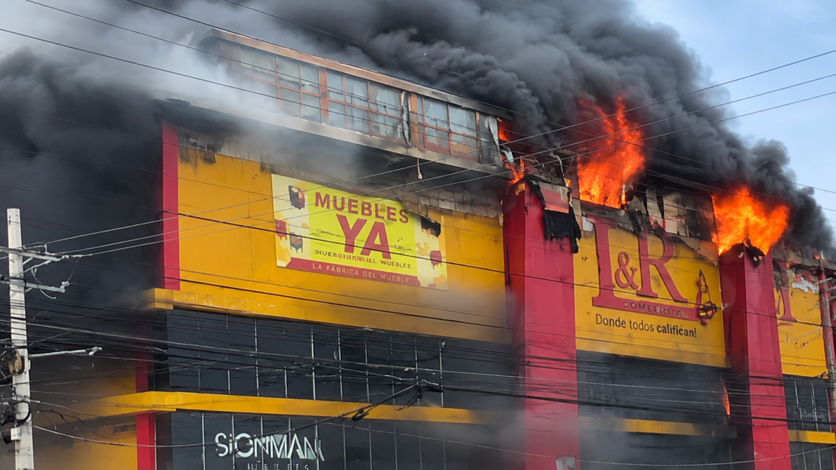 incendio-destruye-tienda-l&r-comercial-en-las-americas;-no-hay-heridos-y-reportan-saqueos