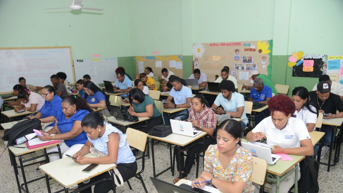 mas-110,000-maestros-recibiran-el-incentivo-docente-retroactivo