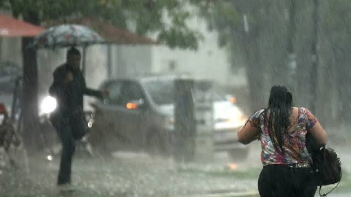 onda-tropical-se-aleja-de-rd,-pero-vaguada-seguira-incidiendo;-varias-provincias-continuan-en-alerta