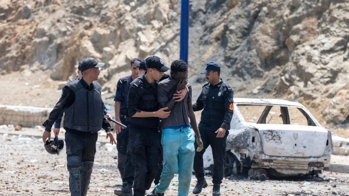 cerca-de-mil-menores-siguen-atrapados-en-ceuta-tras-el-cruce-masivo-de-migrantes