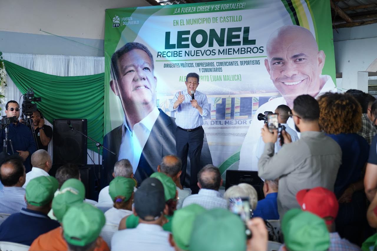 leonel-juramenta-exalcalde-del-prm-en-castillo-y-asegura-“este-gobierno-es-un-gobierno-de-saltacocotes”