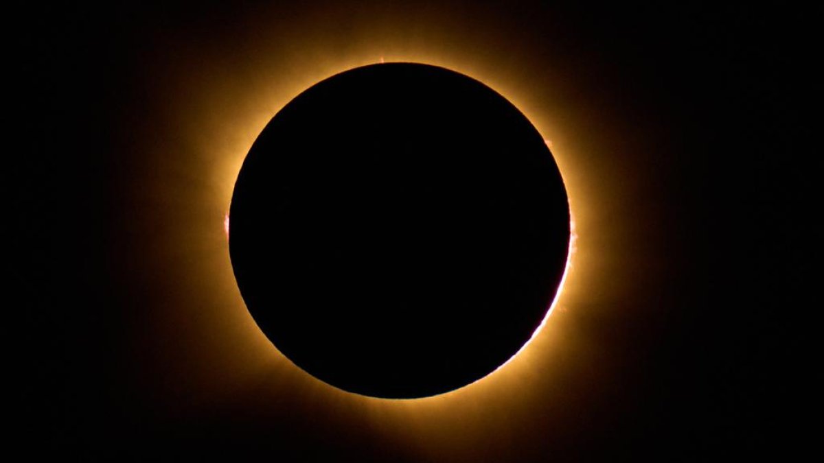 millones-de-personas-presencian-en-espana-el-primer-eclipse-solar-total-en-mas-de-cien-anos