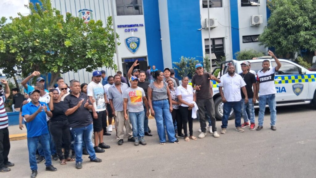 tras-sepultar-a-agricultor-asesinado,-vecinos-de-cotui-protestan-y-reclaman-justicia