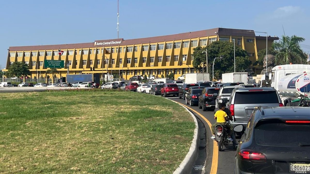 presencia-de-agentes-digesett-en-plaza-de-la-bandera-genera-seguridad,-pero-ralentiza-el-transito
