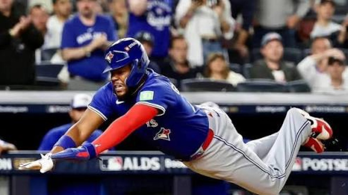 vladimir-guerrero-jr.-es-evaluado-por-una-posible-conmocion-cerebral
