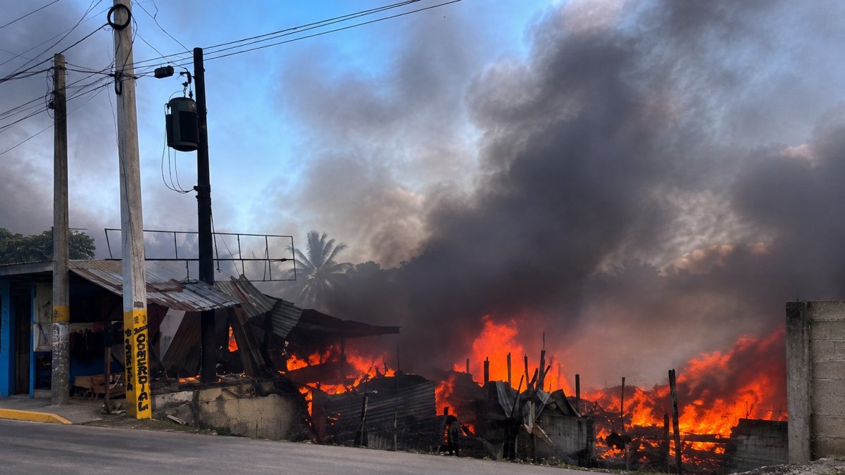 incendio-consume-plaza-oasis-en-villa-mella;-bomberos-acuden-al-lugar