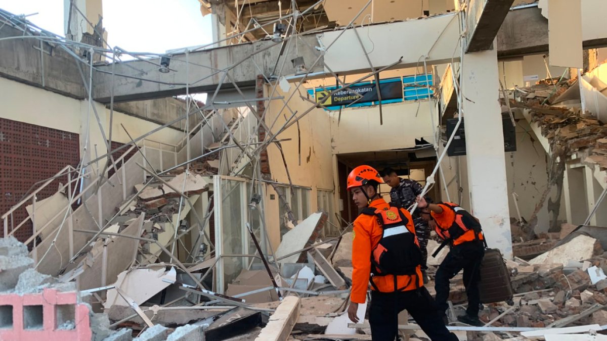 rescatistas-excavan-entre-escombros-y-deslaves-tras-sismo-en-indonesia-que-mato-a-53-personas