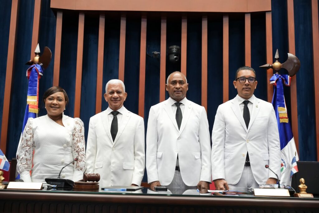 julito-fulcar-asume-la-vicepresidencia-del-senado-y-coloca-a-peravia-en-la-direccion-de-la-camara-alta