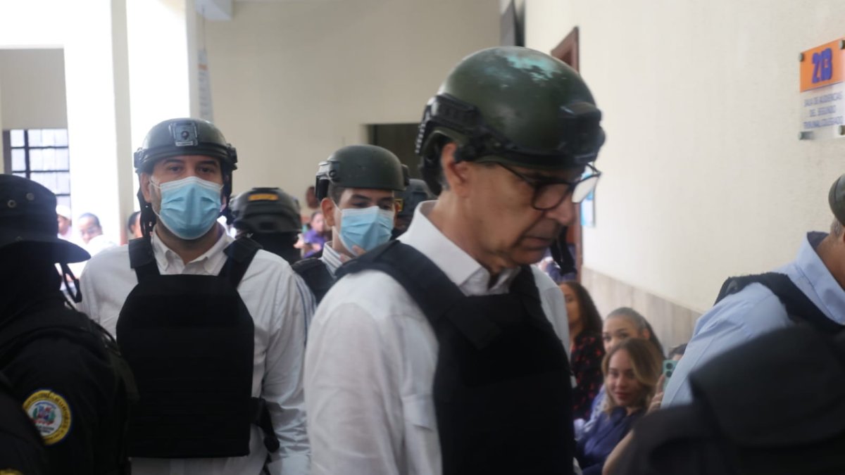 visiblemente-con-problemas-para-caminar,-exdirector-de-senasa-es-traladado-a-tribunal-por-la-policia