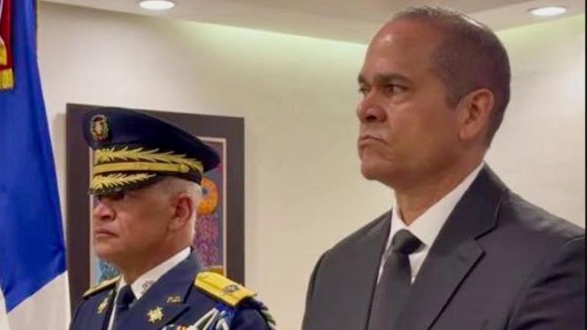 El tenso momento del traspaso de mando en la Policía Nacional