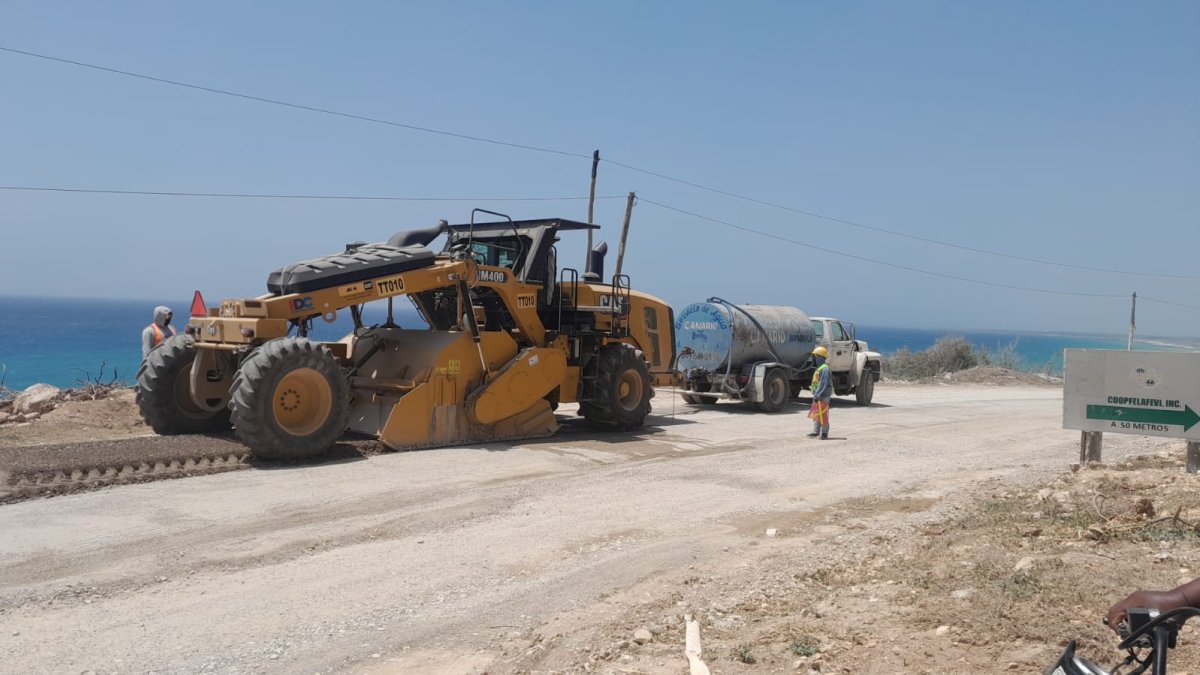alerta-en-enriquillo-por-carretera-construida-al-borde-de-un-acantilado